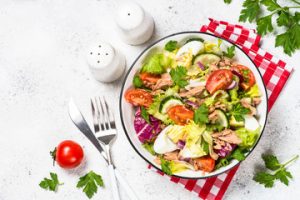 σαλάτα με τονο είναι ένα ελαφρύ γεύμα και βοήθαει στην προσλήψη ω3 λιπαρών οξέων