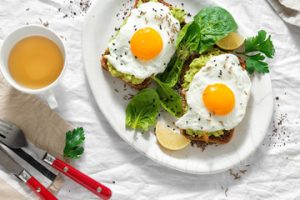Αυγά με ψωμί και αβοκάντο 300x200 - Αυξάνει το αυγό τη χοληστερόλη αίματος;