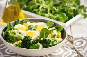 7+1 ιδέες για σαλάτες με αυγό που αποτελούν πλήρη γεύματα!