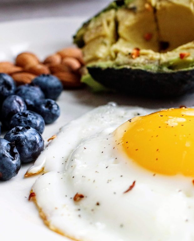 Ιδέες για σνακ με αυγό που θα σας κρατήσουν χορτάτους