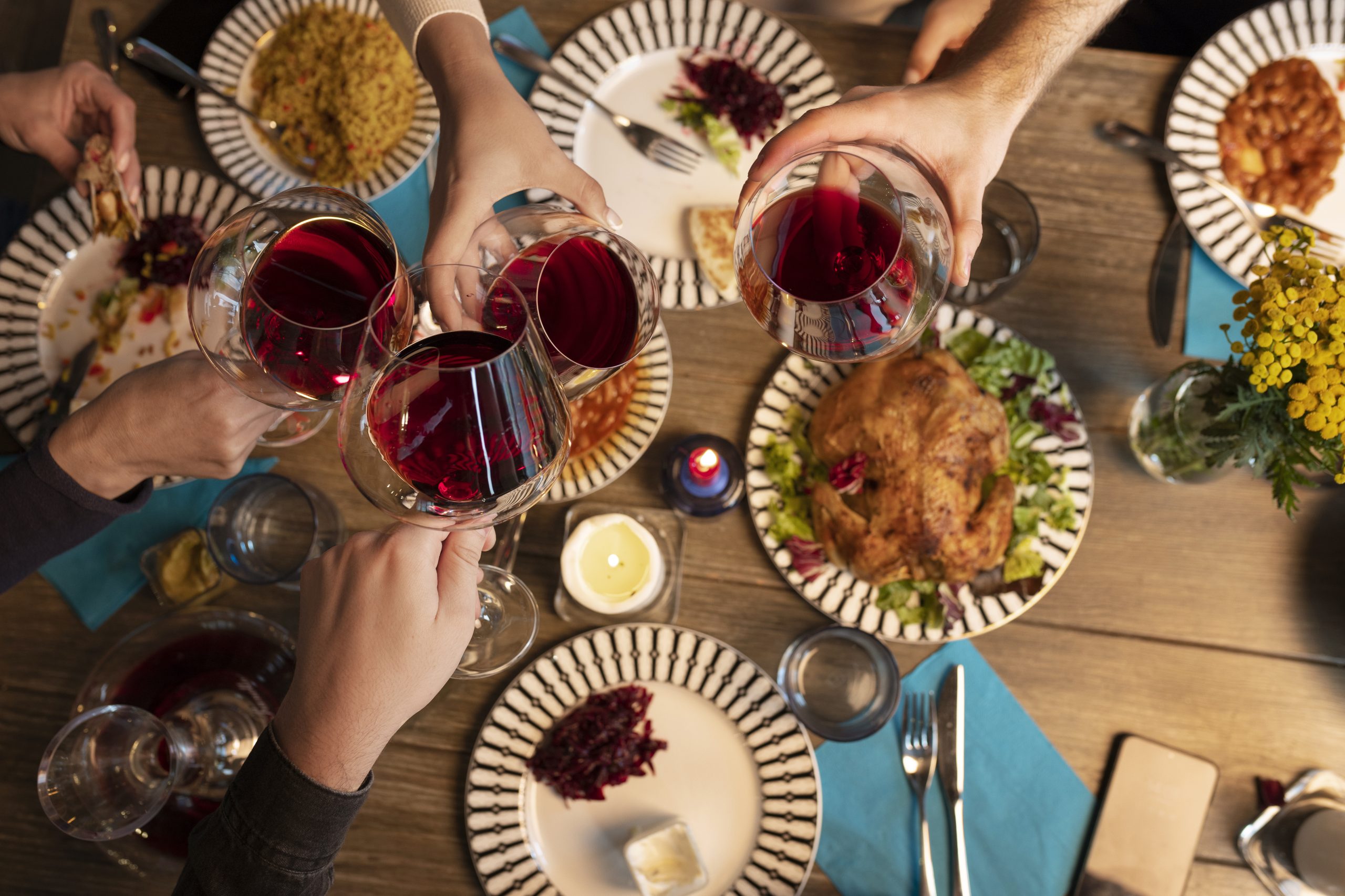 Ποτά και φαγητό scaled - 4+1  Διατροφικές Συμβουλές για να έχετε τον Έλεγχο στο Πασχαλινό Τραπέζι!