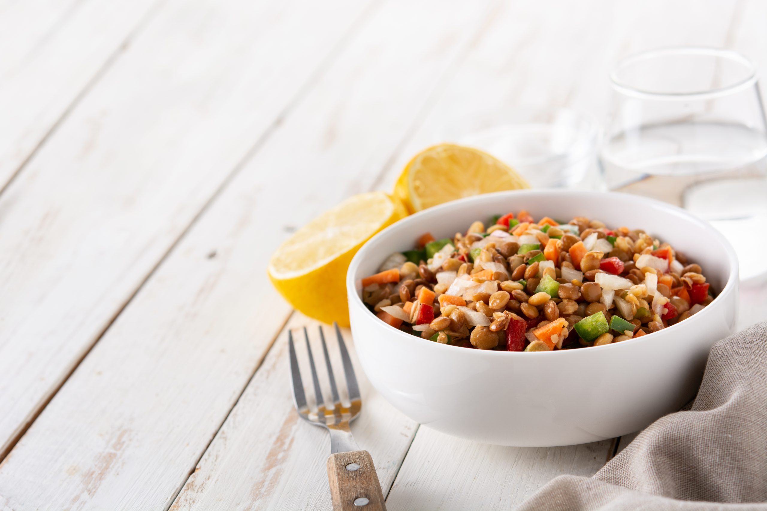lentil salad with peppersonion carrot bowl scaled - 6+1 Καλοκαιρινές Σαλάτες Που Θες να Δοκιμάσεις!
