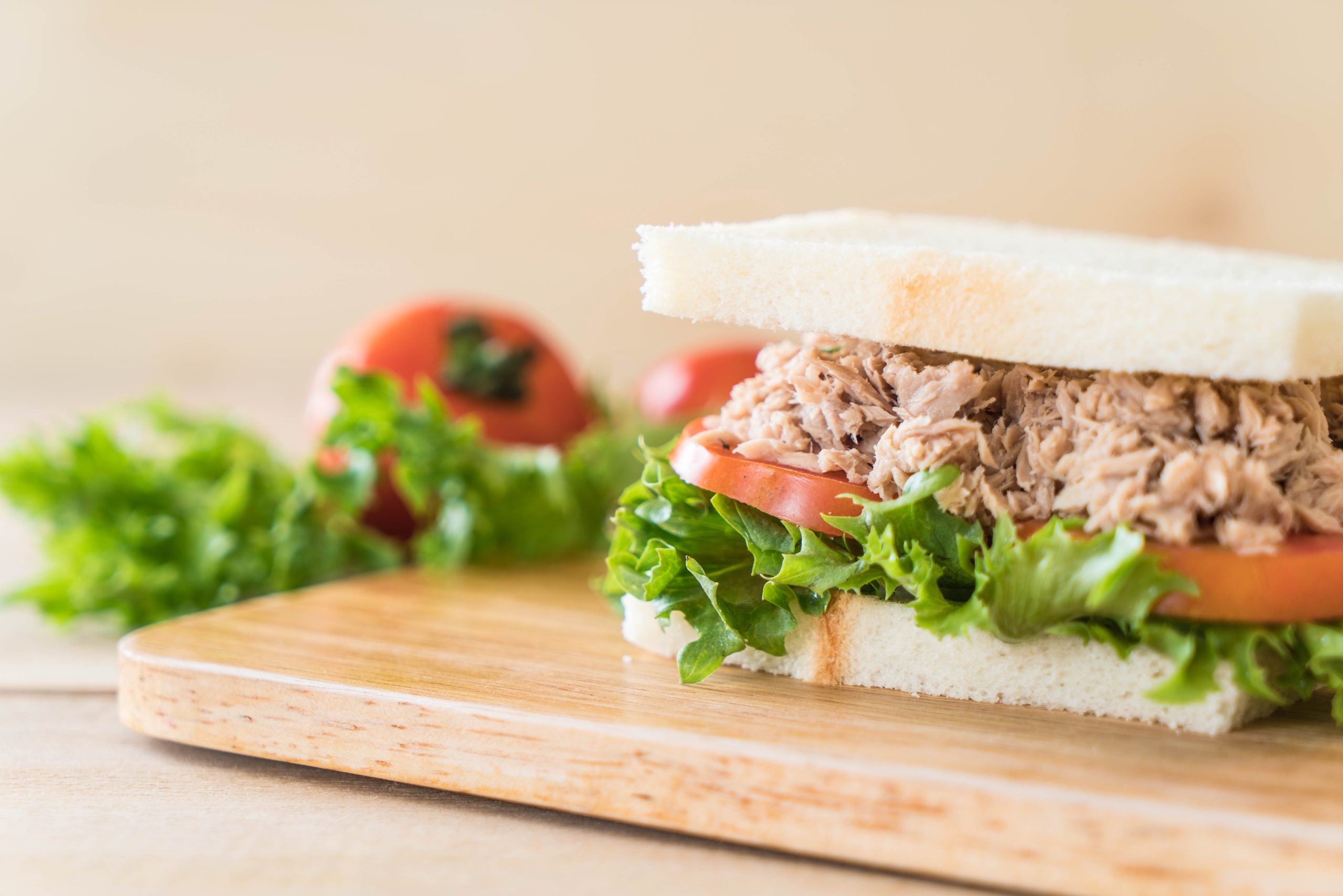 tuna sandwich wood scaled - Ψωμί: To Bασικό προϊόν της διατροφής μας έχει υψηλό γλυκαιμικό δείκτη!