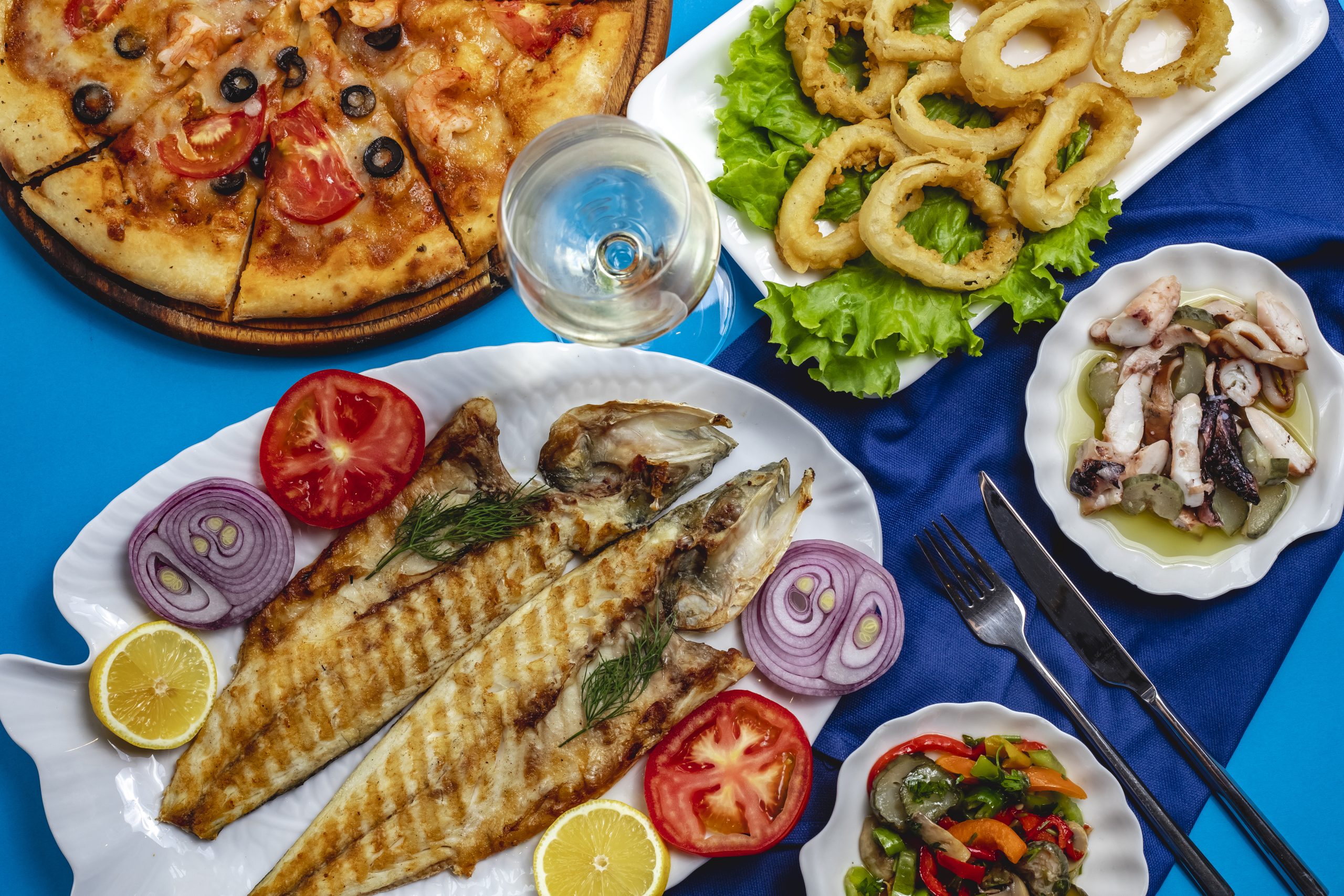 Top συμβουλές Διατροφής για το φαγητό στην ταβέρνα Είναι τα ψάρια η καλύτερη επιλογή 1 scaled - Συμβουλές διατροφής για την ταβέρνα: Ποια είναι η καλύτερη επιλογή του μενού;
